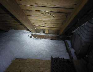 Zateplení stropu patrového rodinného domu pomocí foukané izolace